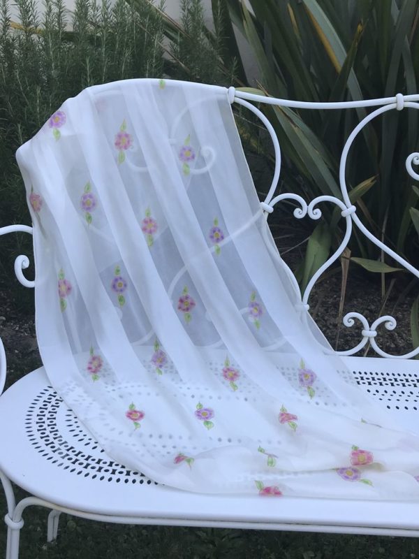 Echarpe Violette, mousseline de soie avec bandes de satin, fleurs roses et violettes – Image 3