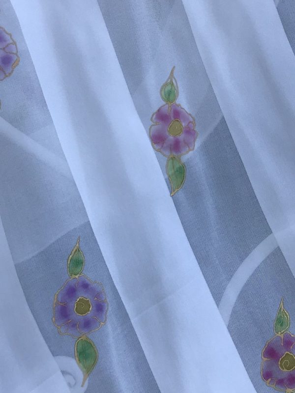 Echarpe Violette, mousseline de soie avec bandes de satin, fleurs roses et violettes – Image 4
