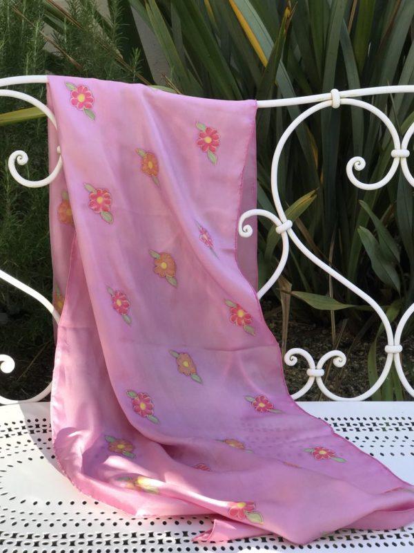 Echarpe Alice, en twill de soie, Rose avec fleurs rouges et orangées