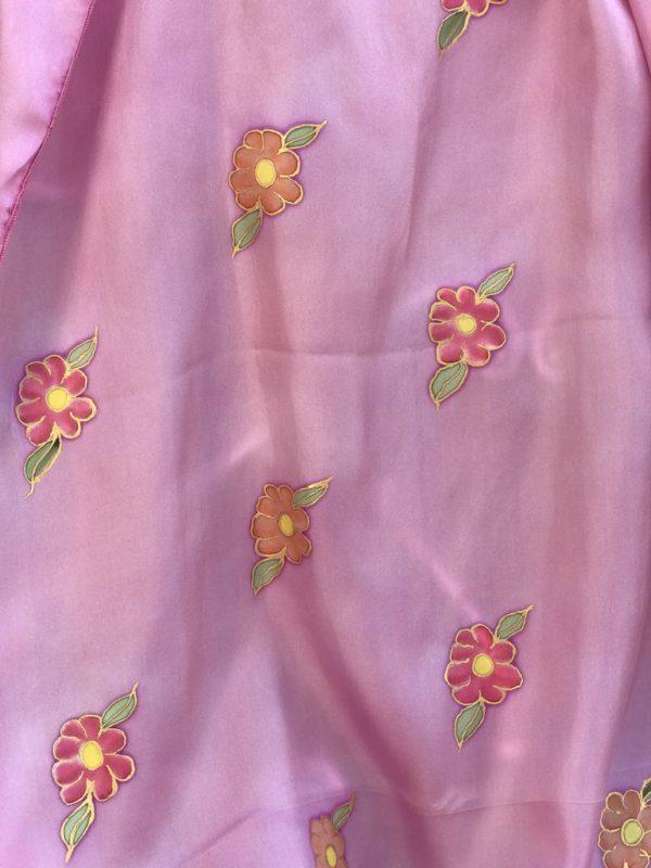 Echarpe Alice, en twill de soie, Rose avec fleurs rouges et orangées – Image 2